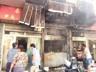 油垢不清理，飯店起火引燃排煙管