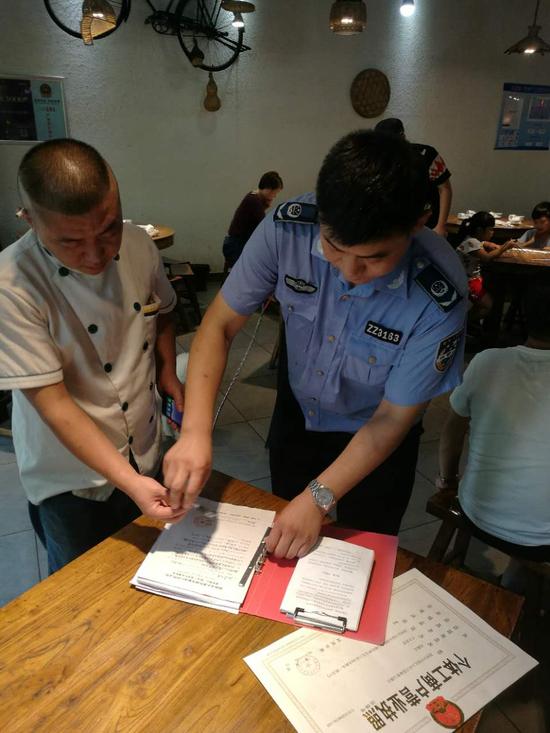 鄭州一飯店油煙凈化器排污超標(biāo) 城管開責(zé)改書立案查處
