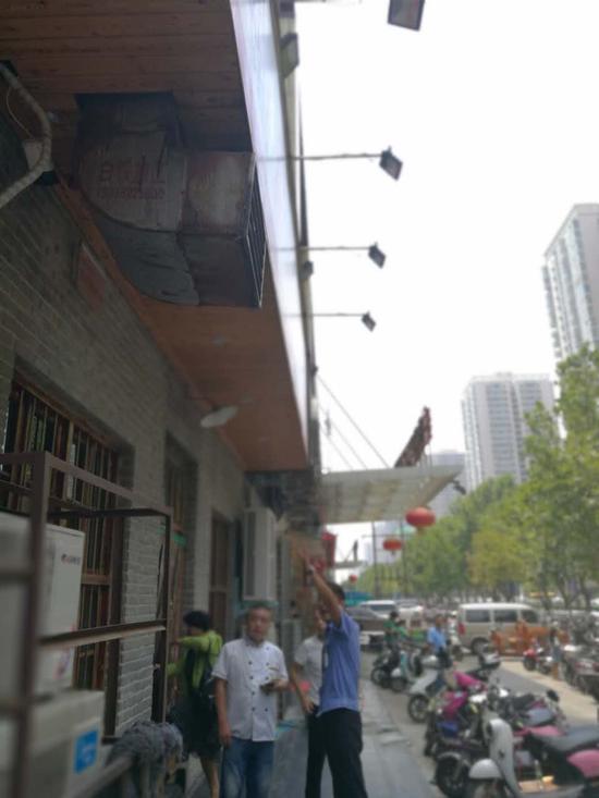 鄭州一飯店油煙凈化器排污超標(biāo) 城管開責(zé)改書立案查處